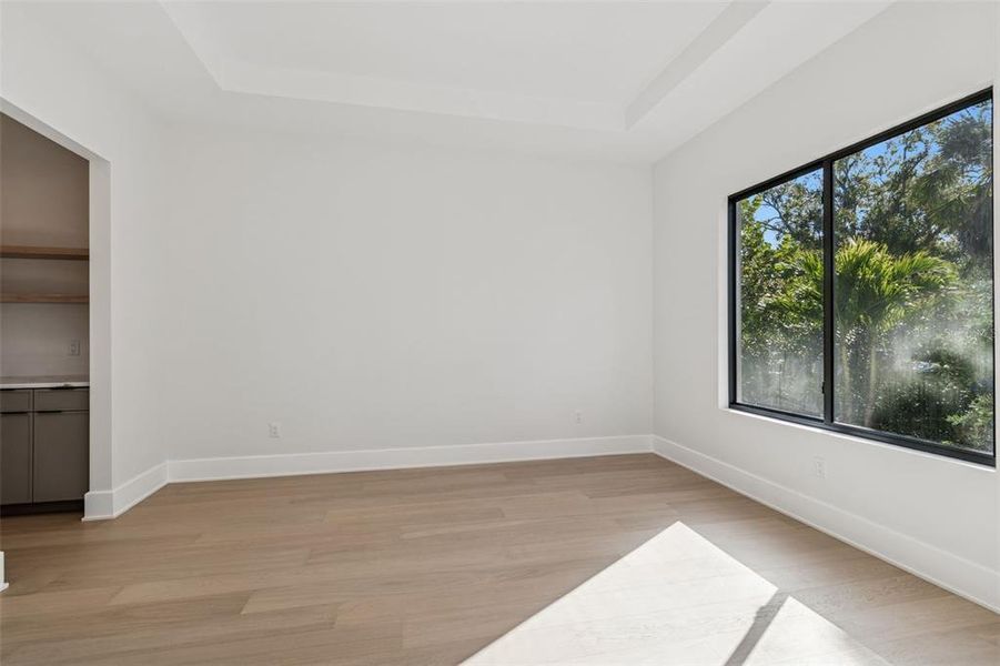 Spacious, unfurnished interior of a new home in , Tampa (Image 48).