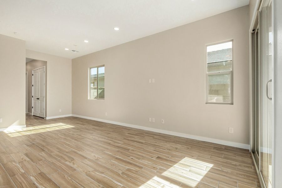 Spacious, unfurnished interior of a new home in Mira Vista at Victory, Buckeye (Image 7).