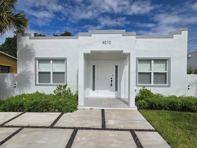 Exterior details and patio area of a home in , West Palm Beach (Image 16).
