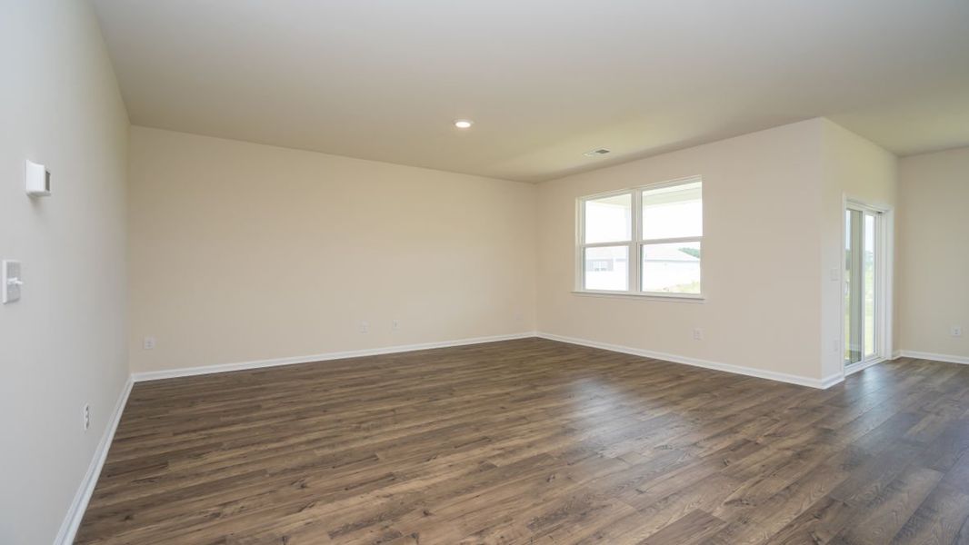 Representative unfurnished interior of a home built from the Aria by D.R. Horton in Summerville, Darlington (Image 25).
