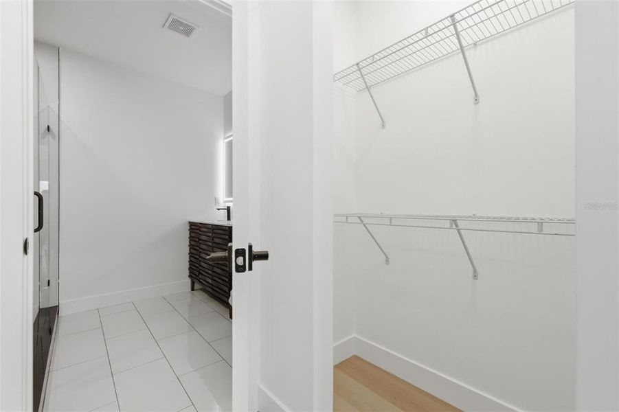 Spacious, unfurnished interior of a new home in , St. Petersburg (Image 17).