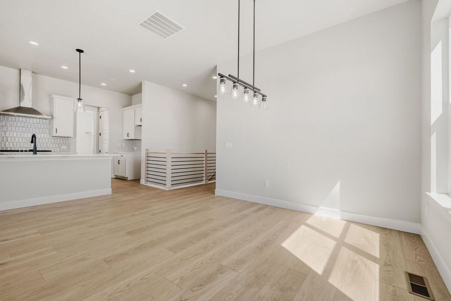 8720 San Diego - Dining Area