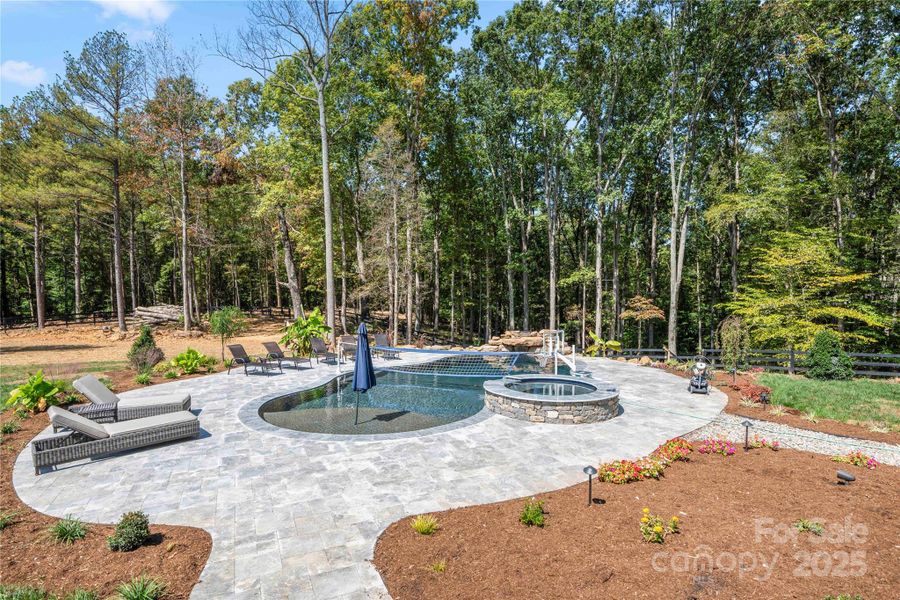 Community amenities in , Clover (Image 35).