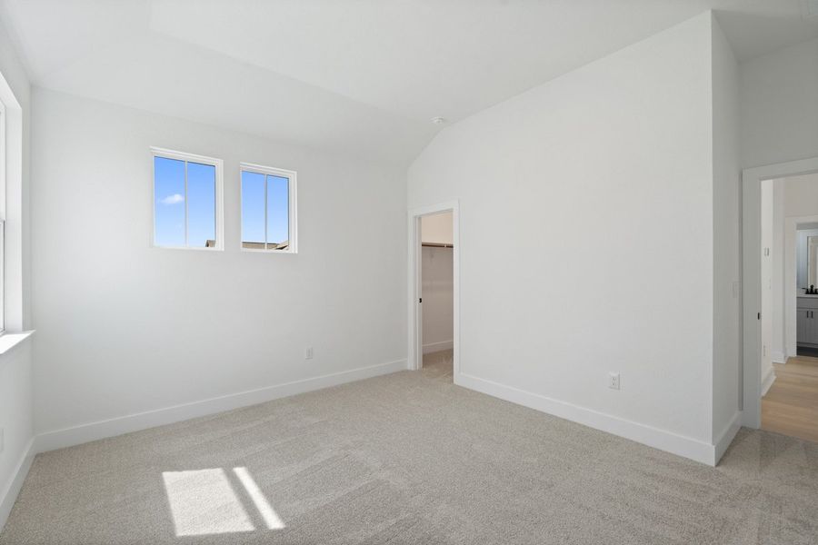Spacious, unfurnished interior of a new home in Persimmon, Buda (Image 28).