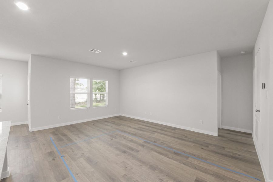 Spacious, unfurnished interior of a new home in Lakes at Crockett Martin, Conroe (Image 25).
