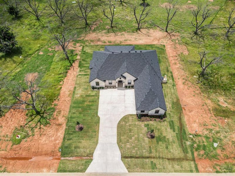 Exterior details and patio area of a home in Pecan Plantation, Granbury (Image 27).