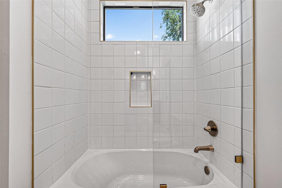 Tub in secondary bathroom Tub in secondary bathroom