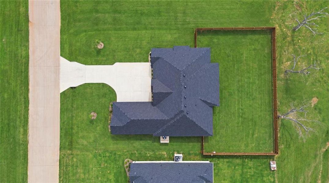 Exterior details and patio area of a home in Pecan Plantation, Granbury (Image 26).