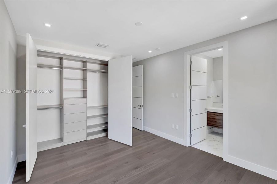 Spacious, unfurnished interior of a new home in , Miami (Image 24).