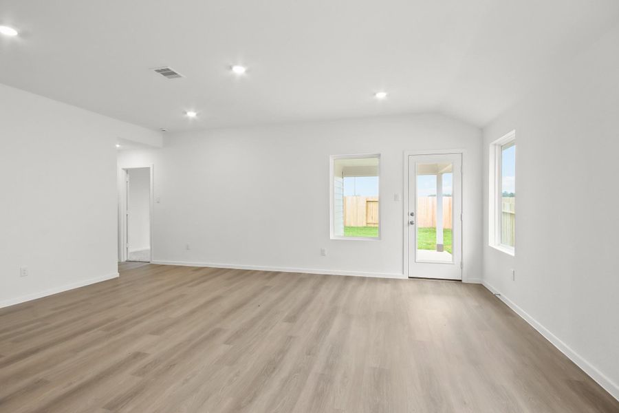 Spacious, unfurnished interior of a new home in Harrington Trails at The Canopies, Splendora (Image 7).