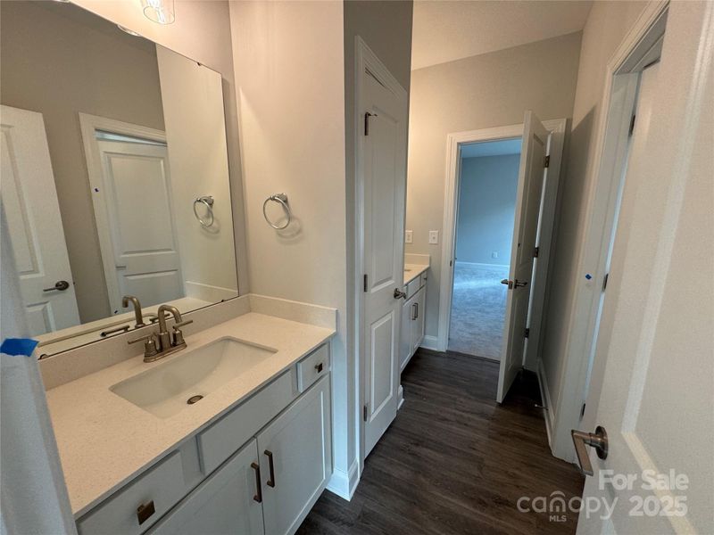 Shared bath between two secondary bedrooms