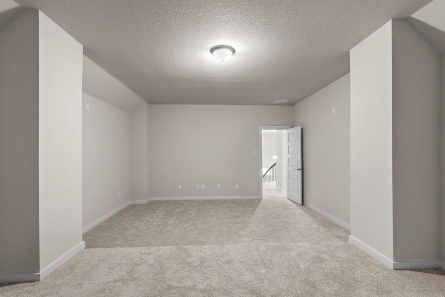 Spacious, unfurnished interior of a new home in Barton Creek Ranch, Conroe (Image 18).