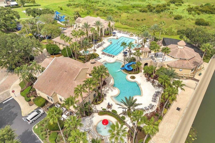 Community amenities in The Townhomes at Bellalago, Kissimmee (Image 25).