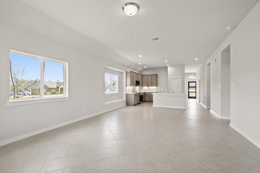 Spacious, unfurnished interior of a new home in Oakwood Ranch, Willis (Image 18).
