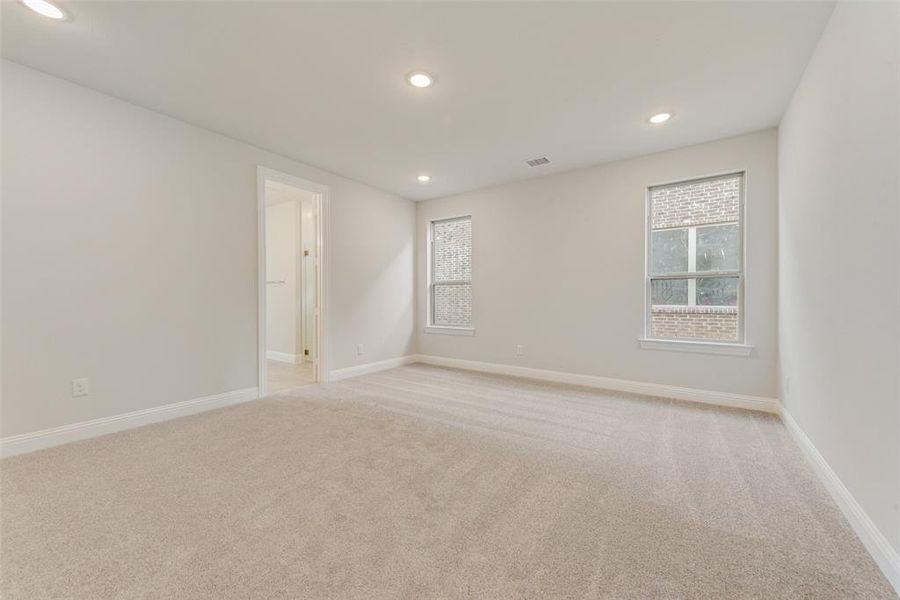 Spacious, unfurnished interior of a new home in Villages of Creekwood, Frisco (Image 18).