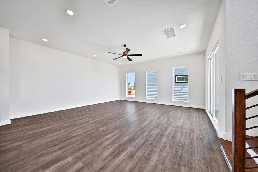 Spacious, unfurnished interior of a new home in Lago Pointe, Seabrook (Image 20). Spacious, unfurnished interior of a new home in Lago Pointe, Seabrook (Image 20).