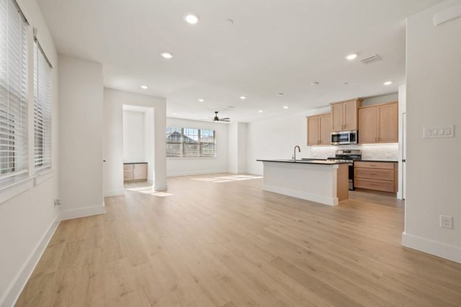 Spacious, unfurnished interior of a new home in Trinity Falls, McKinney (Image 20).