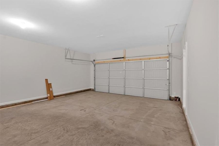 Spacious, unfurnished interior of a new home in Sweetlake Grove, Mableton (Image 12).