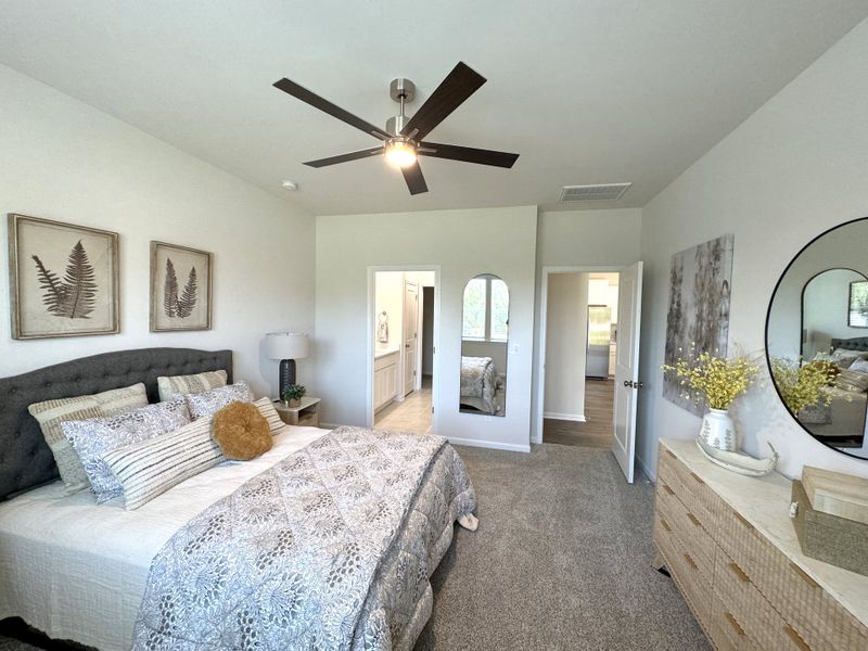 Representative furnished interior of a home built from the Henderson Plan by Veranda Homes in Beechwood Pond, Woodruff (Image 14).