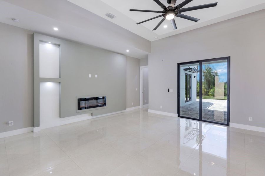 Spacious, unfurnished interior of a new home in , Cape Coral (Image 29).