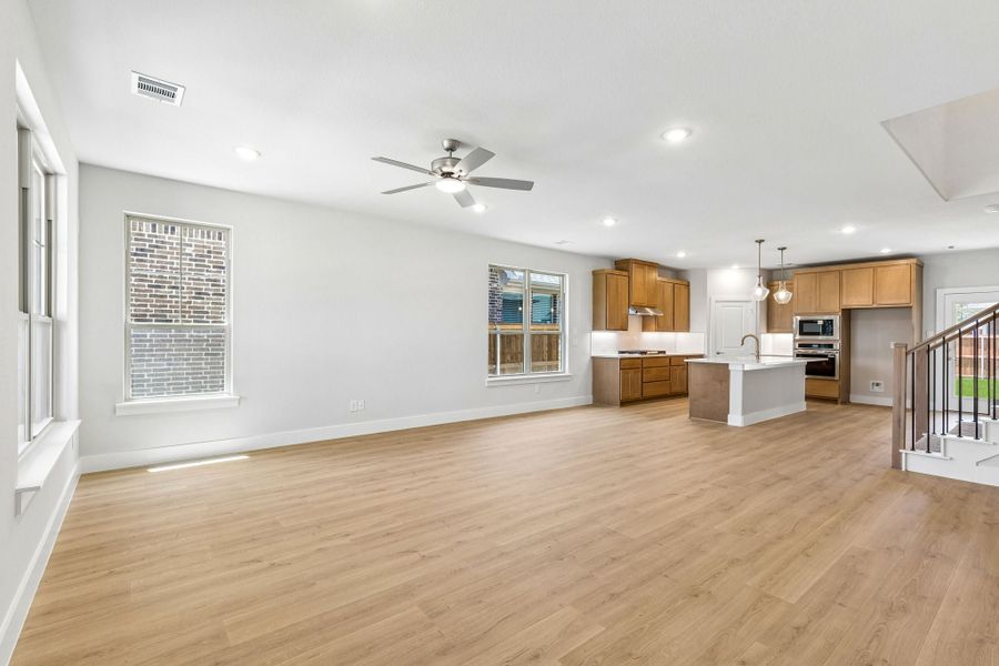 Spacious, unfurnished interior of a new home in Dove Hollow, Waxahachie (Image 16).