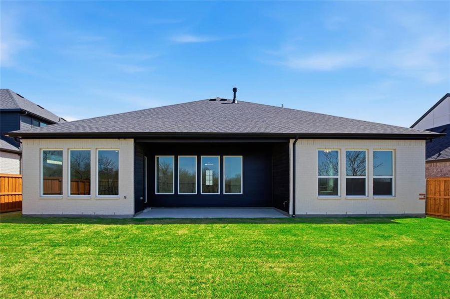 Exterior details and patio area of a home in Pecan Grove, Burleson (Image 4).