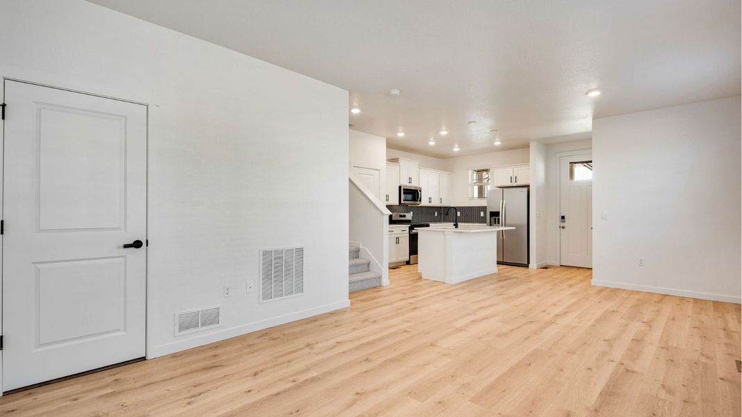 Spacious, unfurnished interior of a new home in Horizon Uptown, Aurora (Image 13).