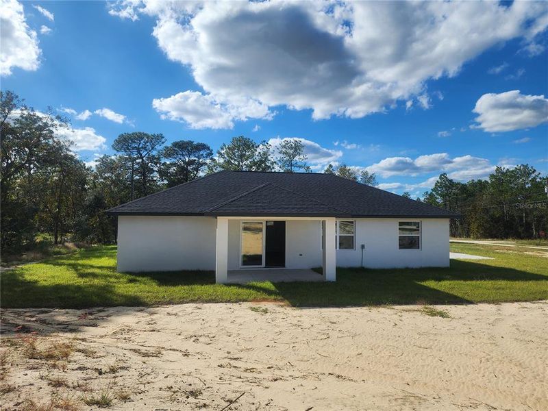 Exterior details and patio area of a home in , Dunnellon (Image 3).