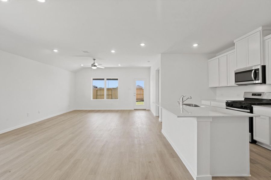 Spacious, unfurnished interior of a new home in Sunterra Lakes, Brookshire (Image 13). Spacious, unfurnished interior of a new home in Sunterra Lakes, Brookshire (Image 13).