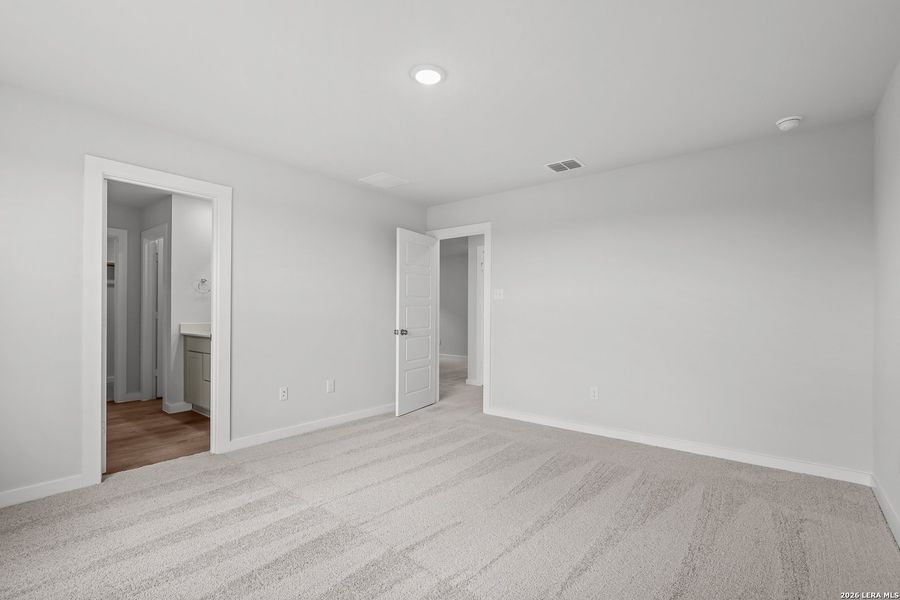 Spacious, unfurnished interior of a new home in Senna, Leon Valley (Image 17).