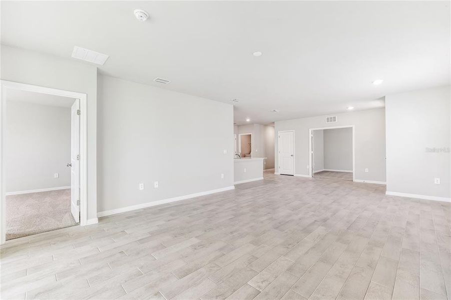 Spacious, unfurnished interior of a new home in Heritage Lake Park, Punta Gorda (Image 19).