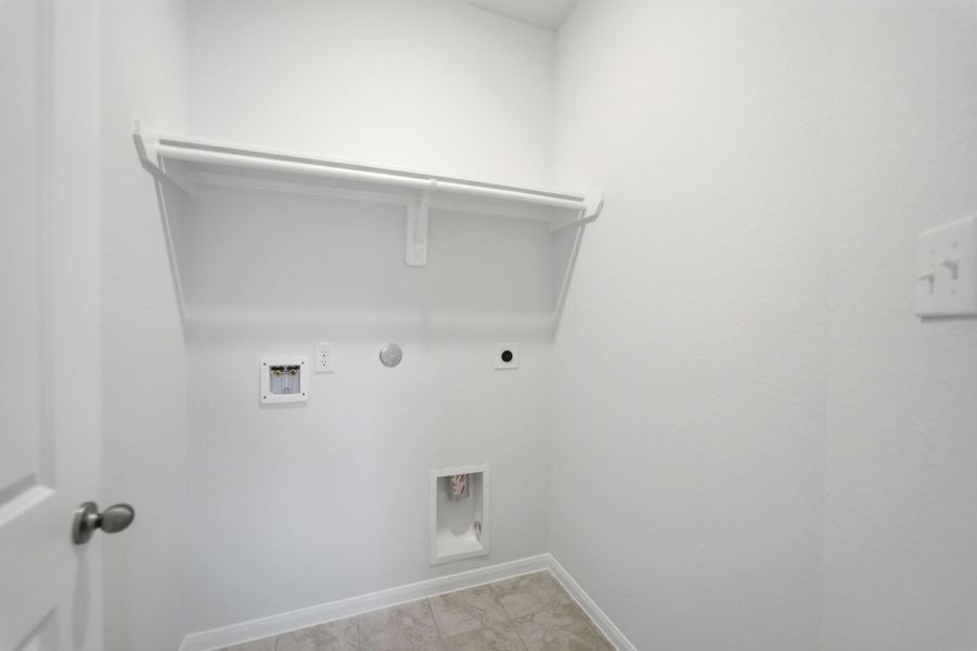 Spacious, unfurnished interior of a new home in Steed Landing, Texas City (Image 16).