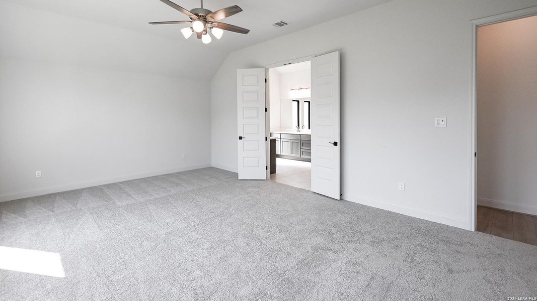 Spacious, unfurnished interior of a new home in Meadows of Mill Creek, Seguin (Image 24).
