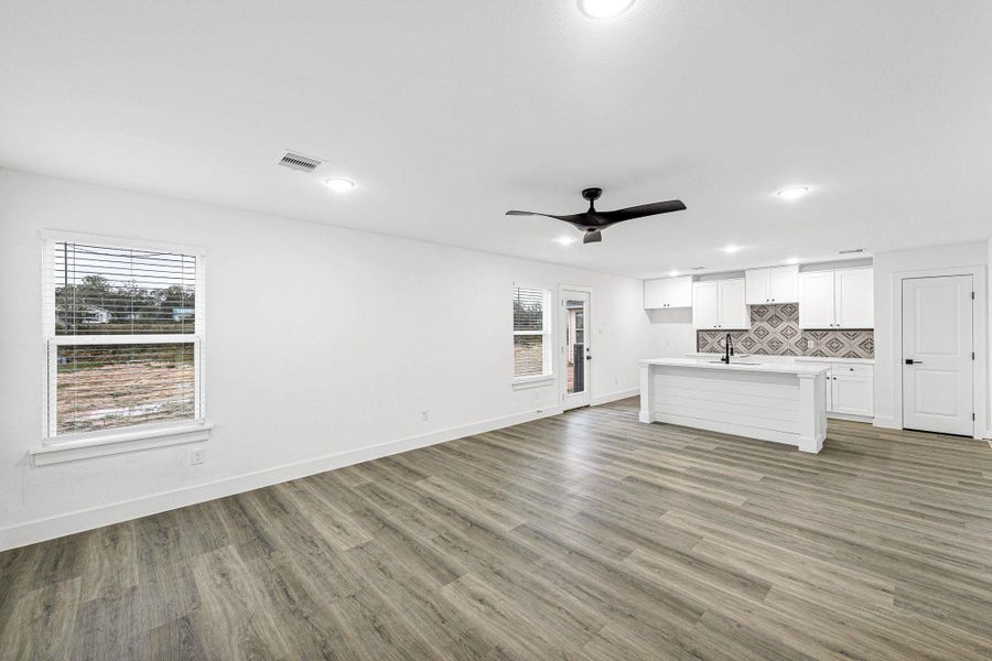 Spacious, unfurnished interior of a new home in , Hempstead (Image 17).