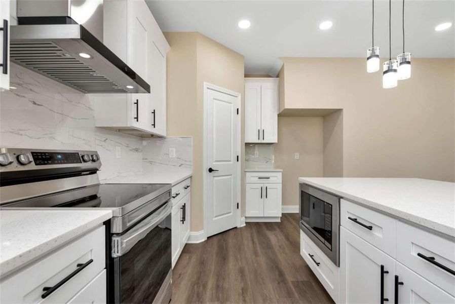 Furnished interior view inside a new home in , Jefferson (Image 7).