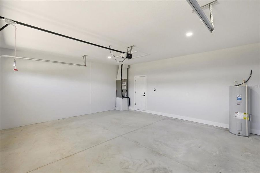 Spacious, unfurnished interior of a new home in , Sebring (Image 29).