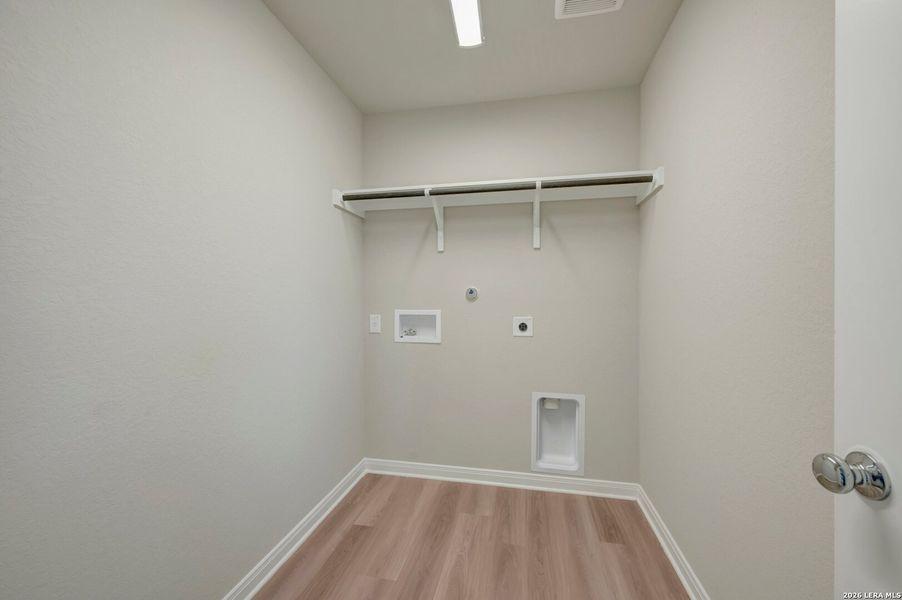 Spacious, unfurnished interior of a new home in Hickory Ridge Estates, Elmendorf (Image 19).