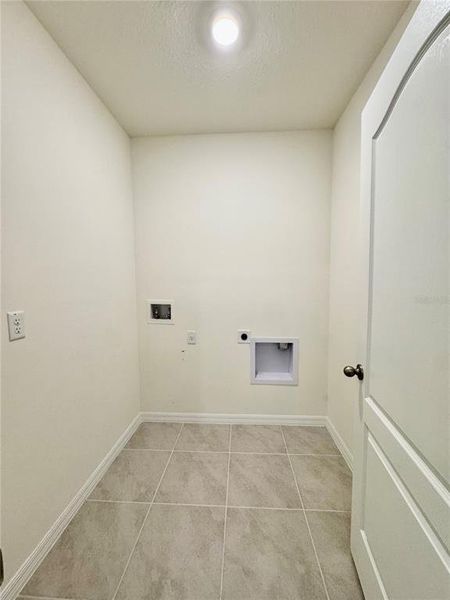 Spacious, unfurnished interior of a new home in Eden Hills, Lake Alfred (Image 20).