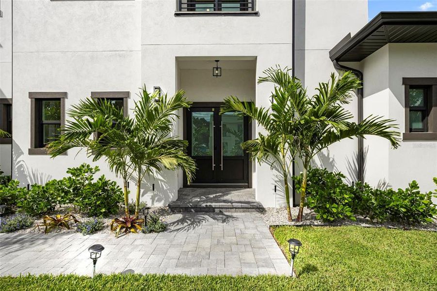 Exterior details and patio area of a home in , Tampa (Image 4).