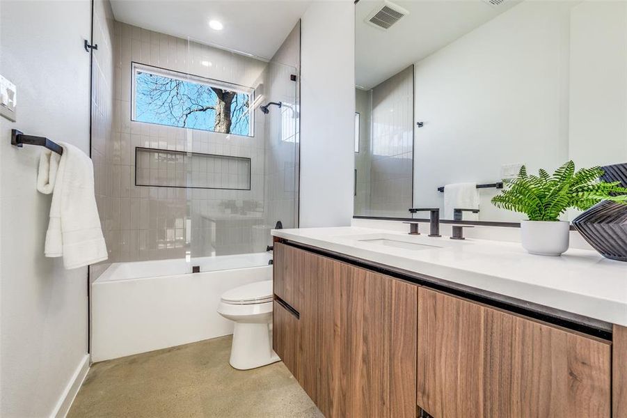 Furnished interior view inside a new home in , Dallas (Image 15).