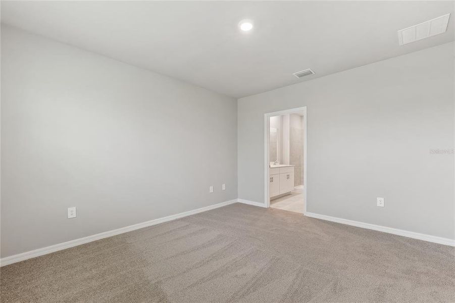 Spacious, unfurnished interior of a new home in Heritage Lake Park, Punta Gorda (Image 18).