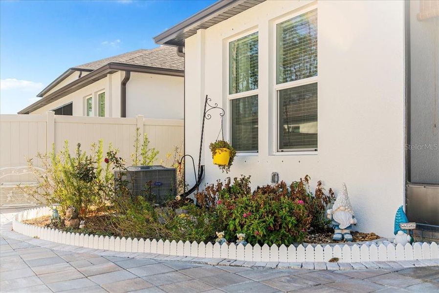 Exterior details and patio area of a home in Pearl Estates, Lutz (Image 31).