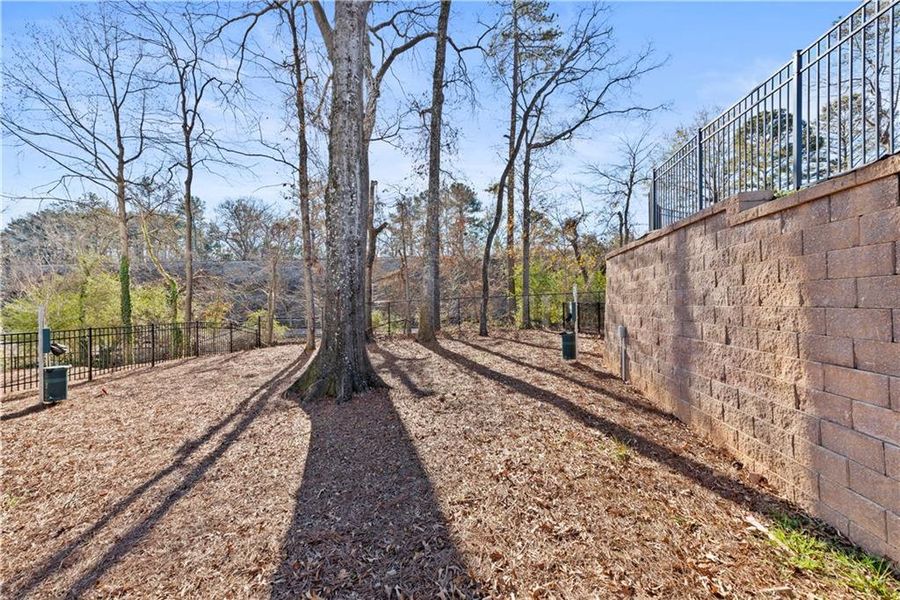 Exterior details and patio area of a home in 1871 Hollywood, Atlanta (Image 19).