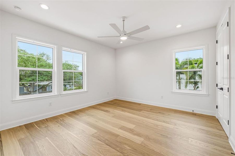 Spacious, unfurnished interior of a new home in , Tampa (Image 9).