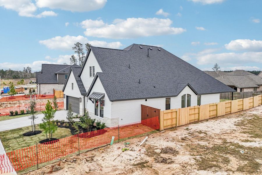 Exterior details and patio area of a home in Evergreen 55', Conroe (Image 4).