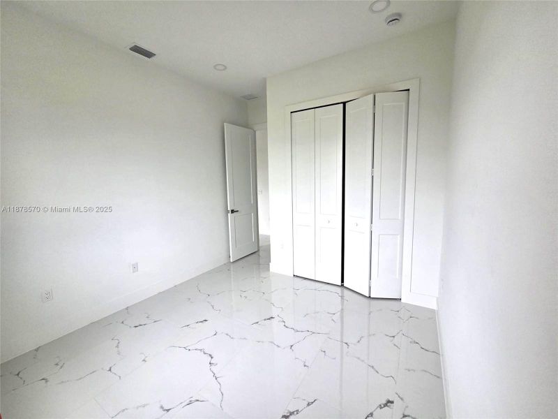 Spacious, unfurnished interior of a new home in , Cape Coral (Image 11).