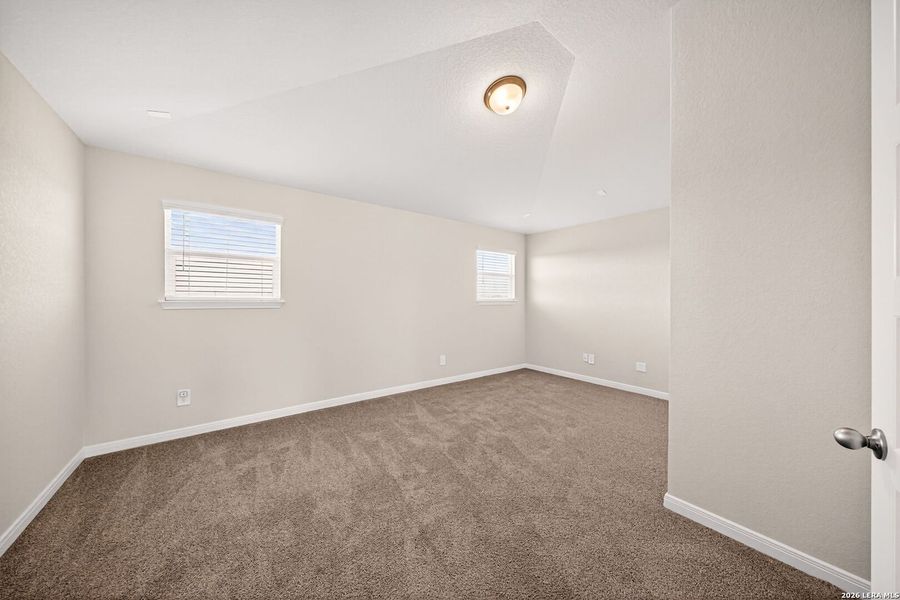 Spacious, unfurnished interior of a new home in Thomas Pond, San Antonio (Image 37).