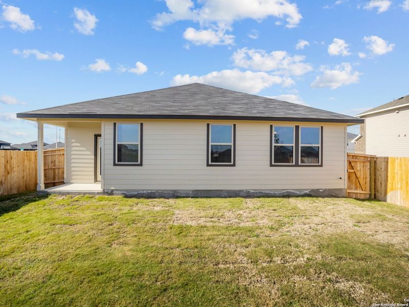 Exterior details and patio area of a home in Hannah Heights, Seguin (Image 4).