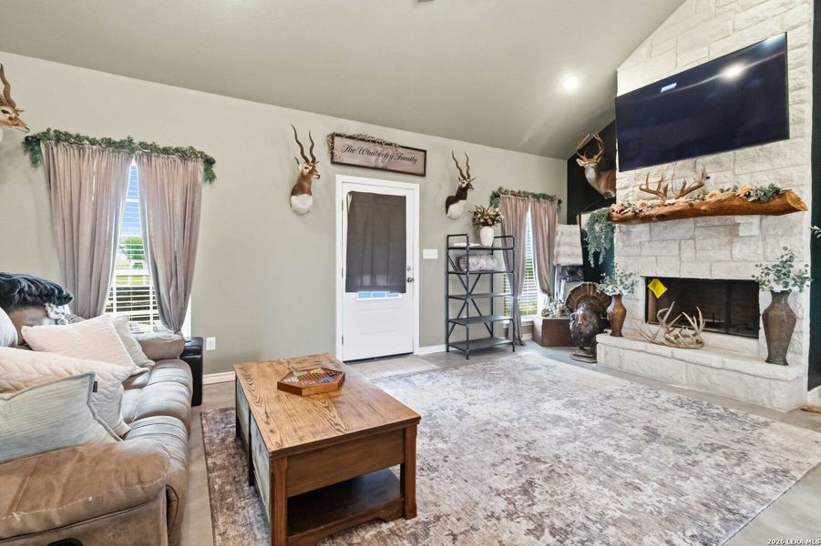Furnished interior view inside a new home in , Sabinal (Image 36).