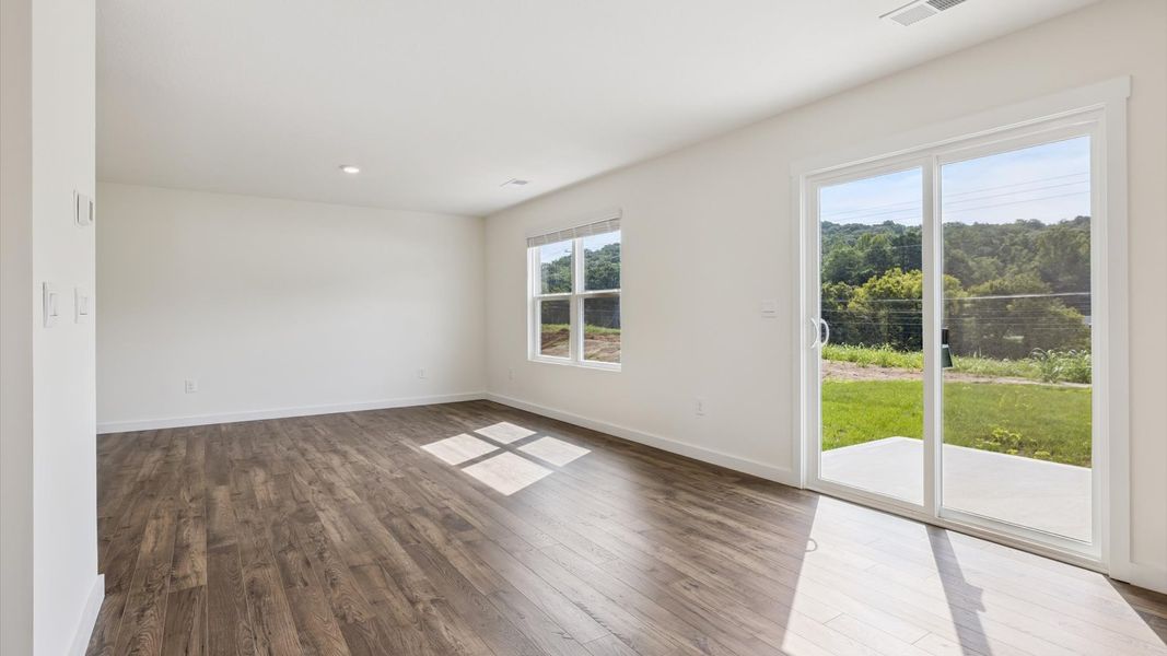 Spacious, unfurnished interior of a new home in Emory Creek, Harriman (Image 10).
